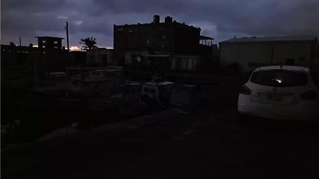 康芮颱风刮10级强阵风，绿岛乡南寮、温泉地区共649户傍晚17时41分停电。（读者提供／萧嘉蕙台东传真）