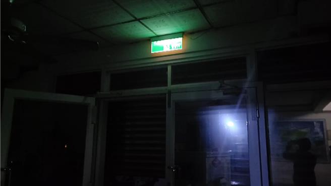 绿岛乡陷入一片黑暗，绿岛国中宣布停止夜自习。（读者提供／萧嘉蕙台东传真）