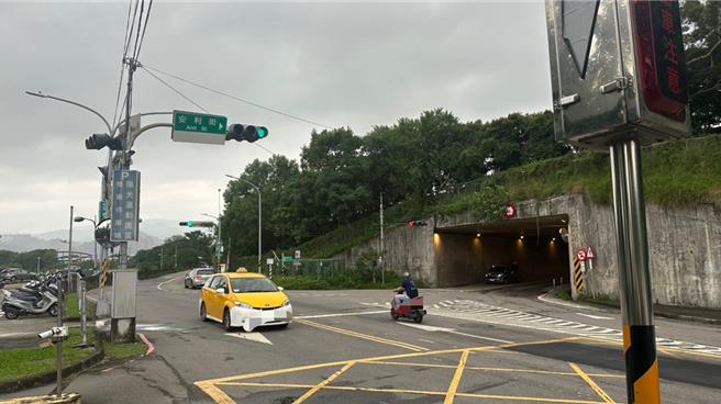 新北市新店区安业街因邻近阳光运动公园停车场，因此每到假日该处路口无论行车、行人都会跟着变多，但安业街与安利街交会之路口却无行穿线，导致民眾穿越道路两侧险象环生。（贺培晏摄）