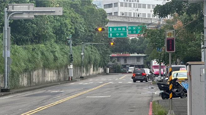 经会勘后，将改善人行道，指引民眾使用80公尺外的既有行穿线。（贺培晏摄）