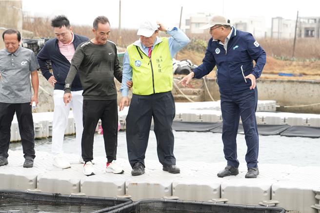 澎湖縣長陳光復，29日下午到西衛養殖場，視察馬糞海膽人工養殖成果。（澎縣府提供／許逸民澎湖傳真）