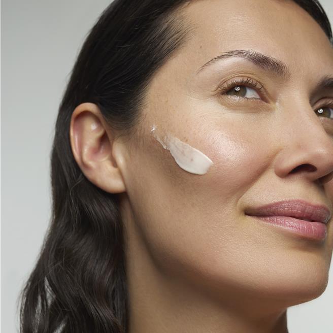 NYR尼爾氏乳香黃金拉提菁華霜50g，售價3100元。（10／10提供／黃唯淯台北傳真）