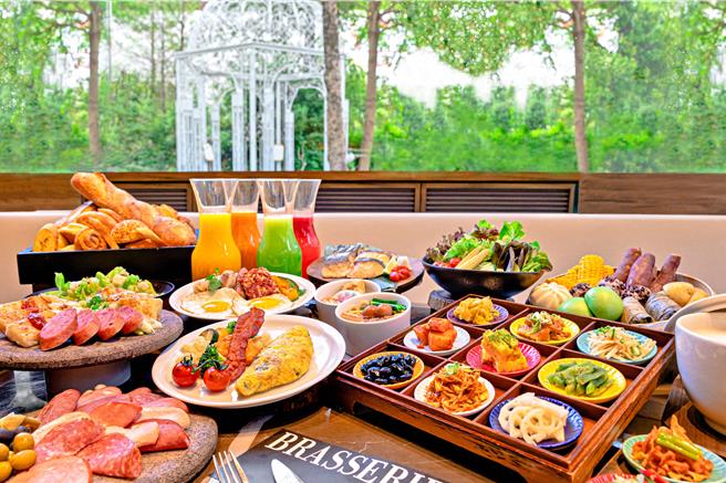「平日自助美饌早餐雙人環遊券」可用於台北晶華「栢麗廳」、大直英迪格「泰市場」或新開幕的「三燔北投」，買10送1，平均每人約700元即可大啖豐盛的自助早餐。(晶華國際酒店集團提供)