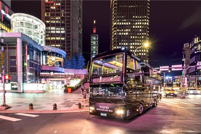 「餐車巴士一泊二食」住宿券，內含價值近4000元的雙人餐車巴士晚餐和翌日「栢麗廳」自助式早餐，旅展特惠價8999元。(晶華國際酒店集團提供)