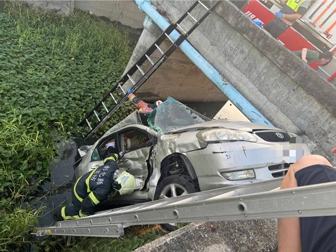 1台由安親班老師駕駛、車上載了3名學童的自小客車，與溪湖鎮清潔隊垃圾車發生擦撞意外，小客車滑落路旁大排內，2車共5人受傷送醫。（民眾提供／葉靜美彰化傳真）
