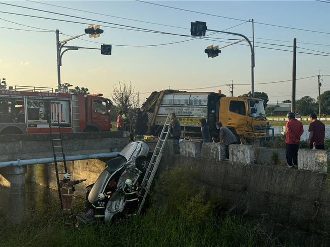 1台由安親班老師駕駛、車上載了3名學童的自小客車，與溪湖鎮清潔隊垃圾車發生擦撞意外，小客車滑落路旁大排內，2車共5人受傷送醫。（民眾提供／葉靜美彰化傳真）