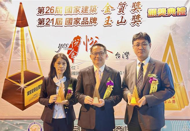 第一金證券獲3項玉山奬，且連續3年獲傑出企業，董事長陳致全（中）、副總吳泳文（右）、協理吳秋吟一同出席領獎。圖／第一金證券提供