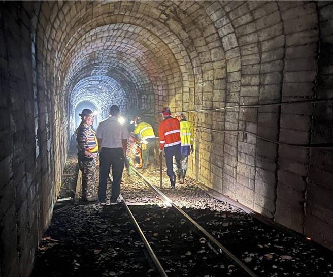 阿里山林鐵首班禮賓列車下午途中，因道班人員沒算準列車下山時間，抽換軌作業來不及完成，讓禮賓列車枯等半小時。(民眾提供／呂妍庭嘉義傳真)