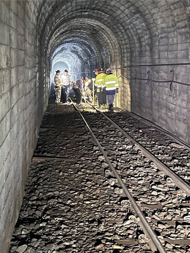 更換鋼軌作業未及時完成，導致列車延誤30分鐘通過隧道，影響乘客17位。(民眾提供／呂妍庭嘉義傳真)