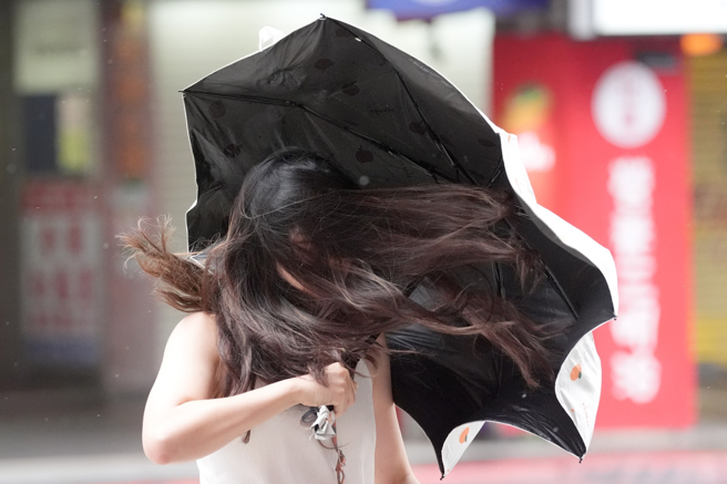 30日受颱風外圍環流影響，在桃園以北、宜花降雨持續，並有局部大雨或豪雨發生的機率。（示意圖，黃世麒攝）