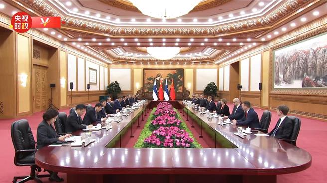 中國國家主席習近平在北京人民大會堂同來華進行國事訪問的芬蘭總統史塔布（Alexander Stubb）舉行會談。（央視新聞）