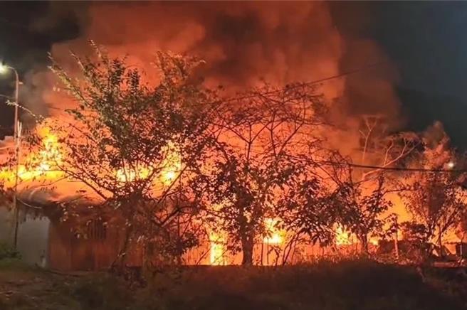 南投縣仁愛鄉紅香部落民宅29日傍晚6時許發生大火，房屋為木造建築，火勢一發不可收拾。（林庭秝提供／楊靜茹南投傳真）