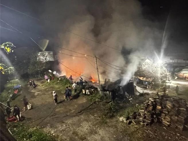 紅香部落距霧社仁愛消防分隊車程約1小時，部落居民把噴灑農藥的打藥機當滅火器用，仍難控制火勢。（林庭秝提供／楊靜茹南投傳真）