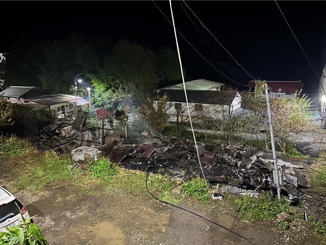 遠水救不了近火，紅香部落居民眼睜睜看著家被燒光光，相當無奈。（林庭秝提供／楊靜茹南投傳真）