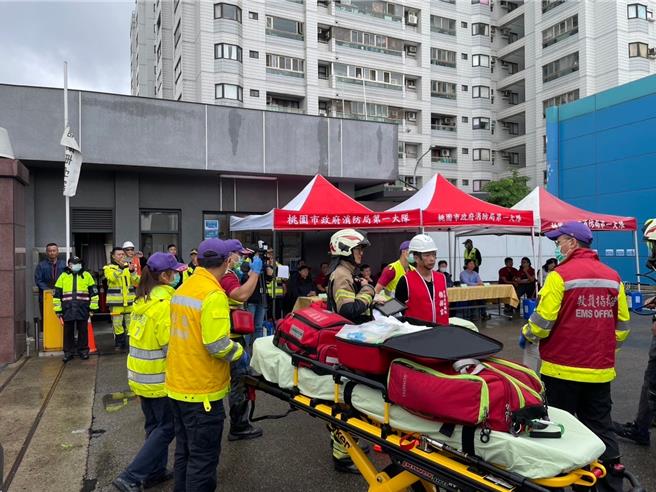 中路消防分隊今日上午在瑞健公司桃園廠進行消防搶救演練，空拍機、機器人全出動救火。(消防提供／蔡依珍桃園傳真)