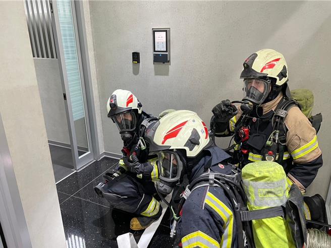 中路消防分隊今日上午在瑞健公司桃園廠進行消防搶救演練，空拍機、機器人全出動救火。(消防提供／蔡依珍桃園傳真)