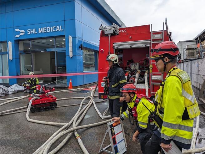 中路消防分隊今日上午在瑞健公司桃園廠進行消防搶救演練，空拍機、機器人全出動救火。(消防提供／蔡依珍桃園傳真)