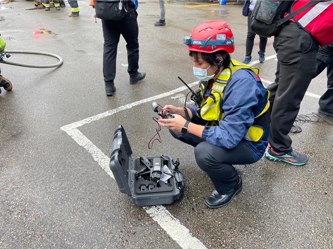 中路消防分隊今日上午在瑞健公司桃園廠進行消防搶救演練，空拍機、機器人全出動救火。(消防提供／蔡依珍桃園傳真)