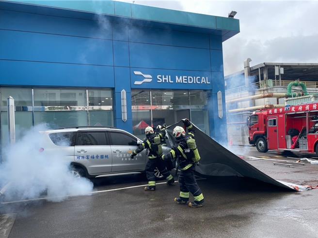 今也模擬室外停車充電樁使用時電動車起火，第一時間除了執行斷電外，消防局特別針對電動車火警配置防火毯及底盤瞄子滅火。(消防提供／蔡依珍桃園傳真)