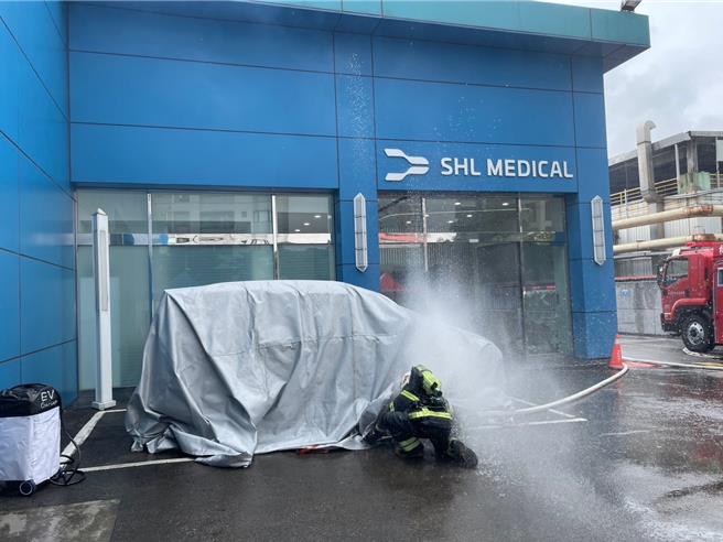 今也模擬室外停車充電樁使用時電動車起火，第一時間除了執行斷電外，消防局特別針對電動車火警配置防火毯及底盤瞄子滅火。(消防提供／蔡依珍桃園傳真)