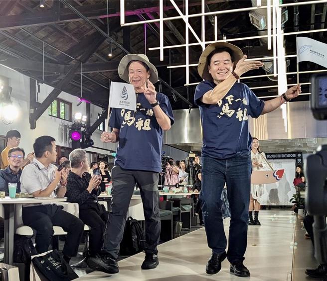 連江縣副縣長陳冠人(右)化身觀光大使推廣馬祖亮點，北竿大坵島、莒光坤坵沙灘、馬祖地質公園。圖／業者提供