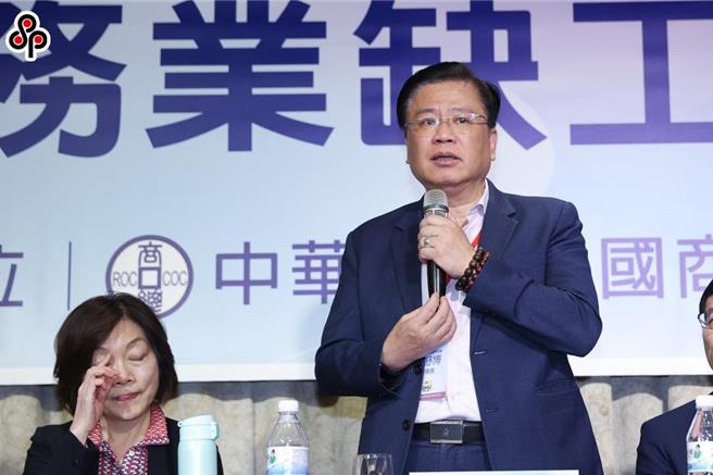 中华民国全国商业总会29日举行「113 年服务业缺工座谈会」，劳动部部长何佩珊（左）、中华民国全国商业总会理事长许舒博（右）出席，许舒博表示希望政府能够尽快解决缺工问题。（图／陈俊吉摄）