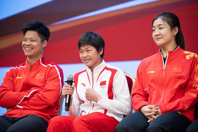 年僅17歲的全紅嬋（中）為澳門慶祝回歸25周年的活動中，收到一個人生旅程中難得的好消息。圖左為蘇炳添，圖右為陳夢。（圖／新華社）