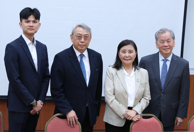 北威论坛28日以「中国救市政策的影响」为题举办，由前财政部长、台大财金系兼任教授刘忆如(右2)，文化大学国家发展与中国大陆研究所教授陈松兴（右1），万宝投顾董事长朱成志（左2），富邦中国多重资产型基金基金经理人朱家玄（左1）等4位专家进行讲述。（吴泓勋摄）