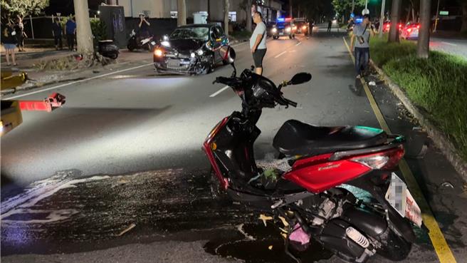 台东市一对祖孙骑机车双载左转，惨遭轿车高速直行衝撞，后座孙子命危抢救中。（读者提供／萧嘉蕙台东传真）