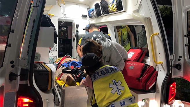 遭撞的祖孙身受重伤送医抢救，孙子生命迹象不稳。（读者提供／萧嘉蕙台东传真）