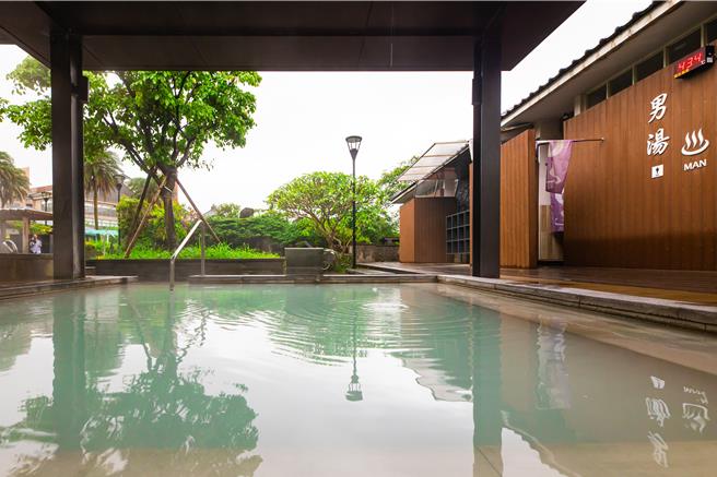 陽明山天籟渡假酒店擁2000坪戶外露天風呂設施，多樣化主題溫泉池。（陽明山天籟渡假酒店提供）