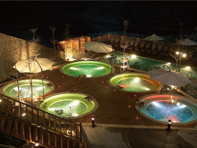  統一谷關渡假村擁有包含養生泉、咖啡泉特色五行湯。（統一渡假村提供）