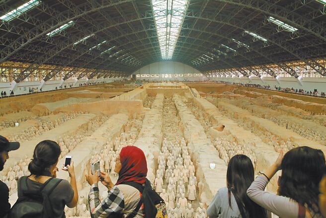 游客参观秦始皇帝陵博物院兵马俑一号坑。图／中新社