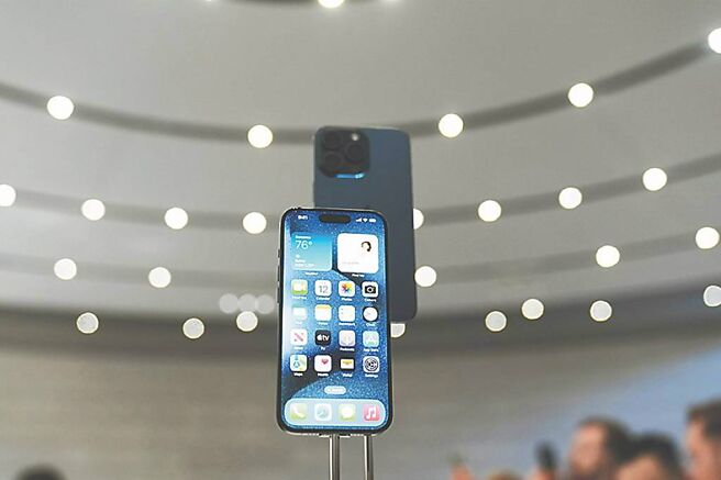 印尼政府以未达承诺投资金额为由，下令禁止苹果在印尼销售其最新款iPhone 16系列智慧型手机。图／美联社
