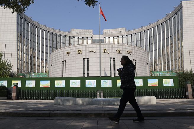 今年以来推出临时正逆回购、国债买卖后，中国人民银行28日再推出货币新工具「买断式逆回购」。图／中新社