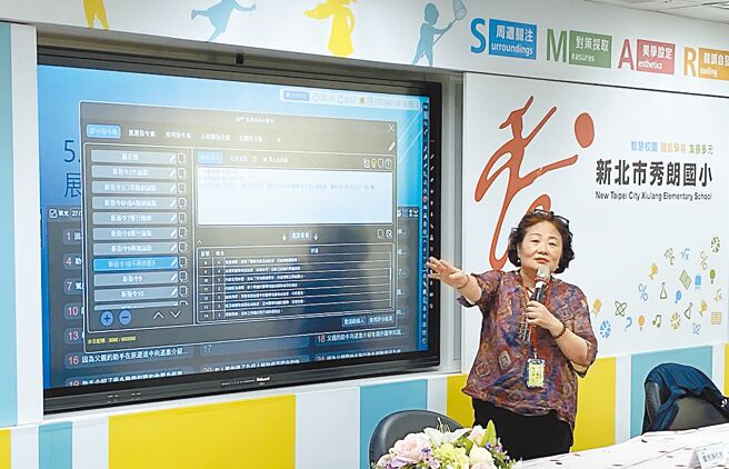 新北市秀朗國小校長曾秀珠運用AI出題、評分。圖／業者提供