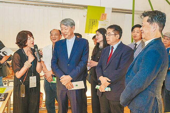 「2024台灣設計展」開幕典禮，經濟部長郭智輝（前排左二）、臺南市長黃偉哲（前排右二）親自出席，並參觀展覽。圖／產發署提供