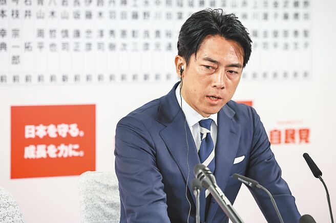 日本自民党选举对策委员长小泉进次郎10月28日主动请辞。此为10月27日小泉进次郎在日本东京自民党总部发表讲话。（新华社）