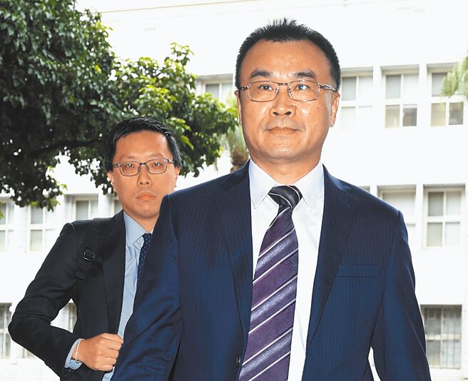 台北地检署侦办超思与亮采进口鸡蛋案，28日以被告身分传唤前农业部长陈吉仲（见图）、前中央畜产会董事长林聪贤、农业部长陈骏季3人，侦讯约2小时后均请回。（邓博仁摄）