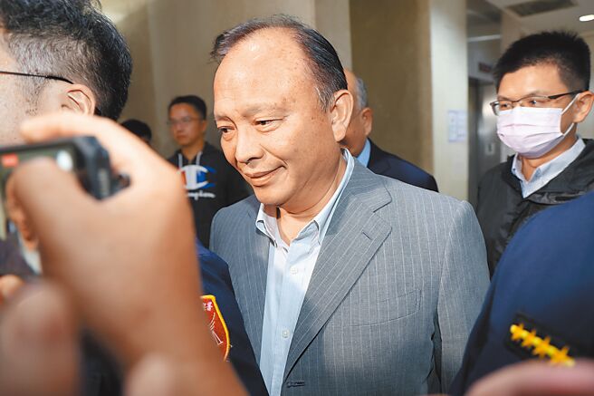 台北地检署侦办超思与亮采进口鸡蛋案，28日以被告身分传唤前农业部长陈吉仲、前中央畜产会董事长林聪贤（中）、农业部长陈骏季3人，侦讯约2小时后均请回。（邓博仁摄）