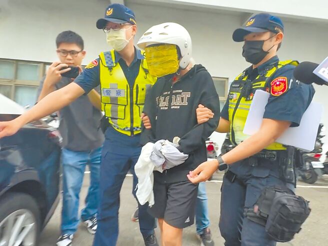 台中市18岁白姓少年（中）27日上午9时多，无照驾驶家中租赁的汽车撞上年约70岁男子，又辗过男子逃逸。经警方带回笔录，下午双手上铐送往侦查队。（潘虹恩摄）