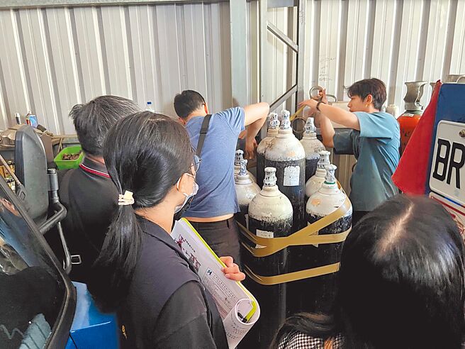 台中市太平區某公司28日爆出自2020年起涉嫌製造偽藥，將混用工業氣體灌入醫用氧氣的鋼瓶中；中市食安處查獲、回收共74瓶問題氣瓶。（中市食安處提供／潘虹恩台中傳真）