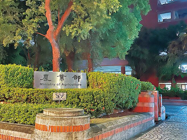 立法院上會期通過主決議，要求農業部提高公糧收購價格從每公斤26元調高至31元，農業部卻未在2025年總預算編列，中華民國農會指出，肥料、秧苗、農業、基本工資、物價上漲，唯獨公糧收購價格13年不漲，呼籲農業部落實立法院決議。（蔡佩珈攝）