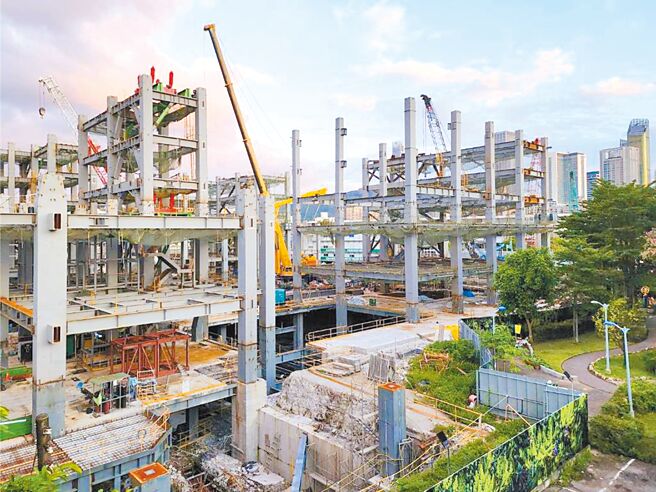 台北市政府已停止受理京華廣場施工勘驗，但鋼筋結構非必須申報勘驗項目，京華廣場工地目前仍持續做鋼構組裝。（本報資料照片）