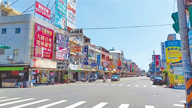 桃园市观音草漯地区人口发展迅速，地方期盼能有传统市场，市府经发局回应，针对大观路市三用地对居民发出问卷调查，经分析有4成倾向兴建传统市场、4成盼盖复合商场，因8成民眾期盼开发，将朝向兴建多功能复合式场馆。（吕筱蝉摄）