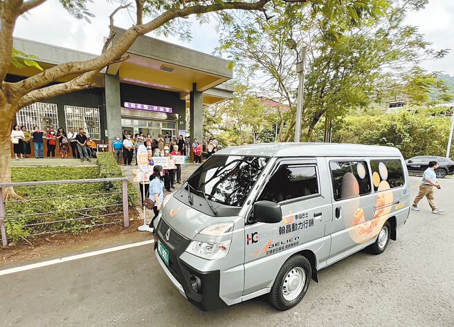 南投县国姓乡公所考量港源社区学童就学及偏远民眾交通需求，由港源社区发展协会承办「国姓乡幸福巴士」，28日举行启用典礼。（杨静茹摄）