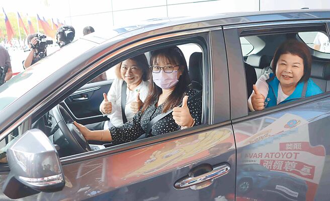 嘉义市政府28日举办购物节颁奖典礼，市长黄敏惠（左后）、市议员张秀华（右）等人与百万油电车得主李小姐（左前）一起坐上休旅车「偽试乘」。（吕妍庭摄）