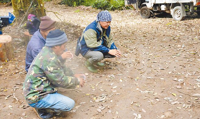 林业及自然保育署嘉义分署与嘉义县邹族猎人协会共同发行新书《邹族猎场、踏查与叙事》，不但首次系统化公开邹族8个部落间猎场分布，进一步讲述猎人入山前不能缺少的传统仪式。（林业署嘉义分署提供／吕妍庭嘉义传真）