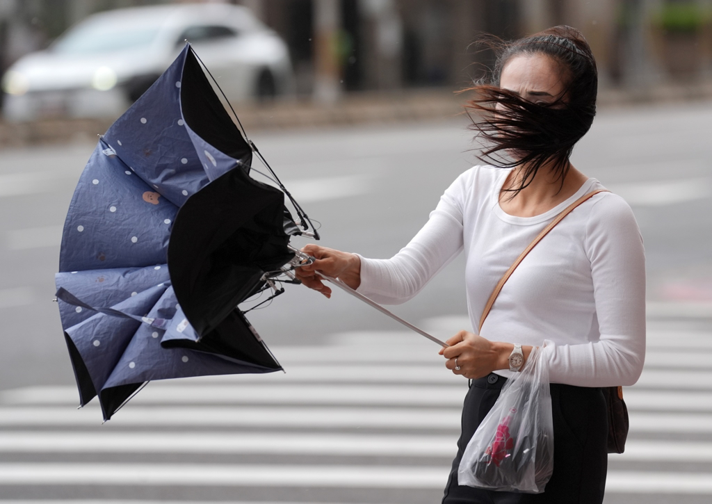 8縣市達停班課標準！最新康芮風雨預測出爐