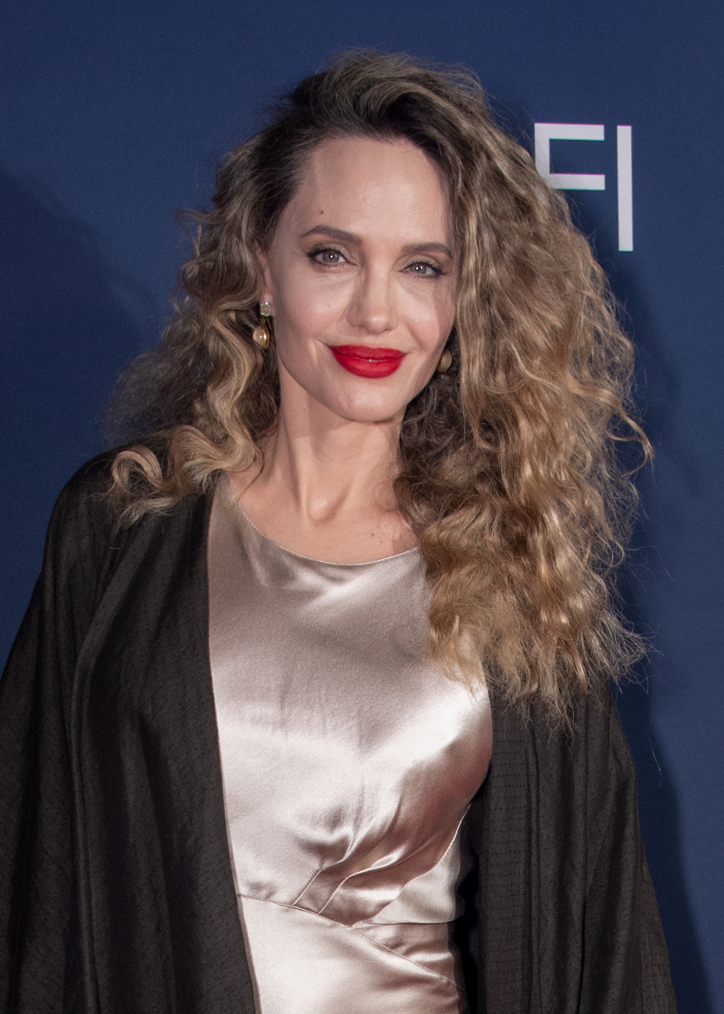 安潔莉娜裘莉傳被8年離婚官司拖垮 現身紅毯顯憔悴「頭禿一塊」 - 娛樂 - 中時新聞網